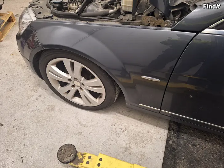 Myydään MB W204 vasen etulokasuoja
