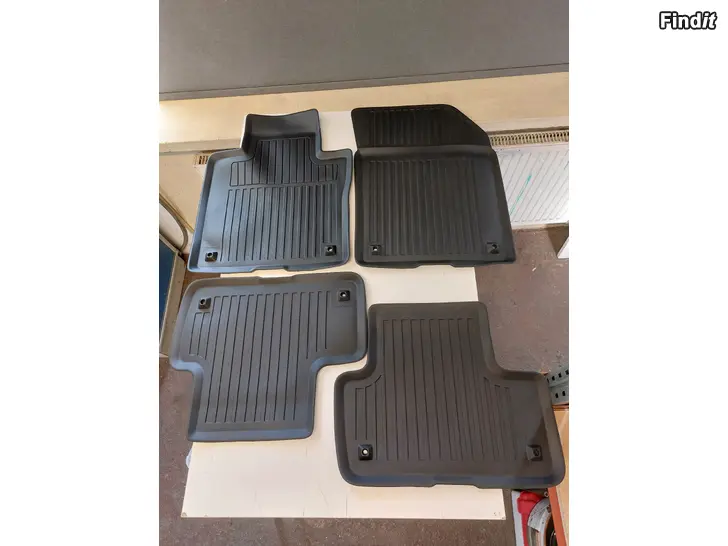 Myydään Volvo XC60 mk2 OEM UUSI Kumimattosarja vm. 2018