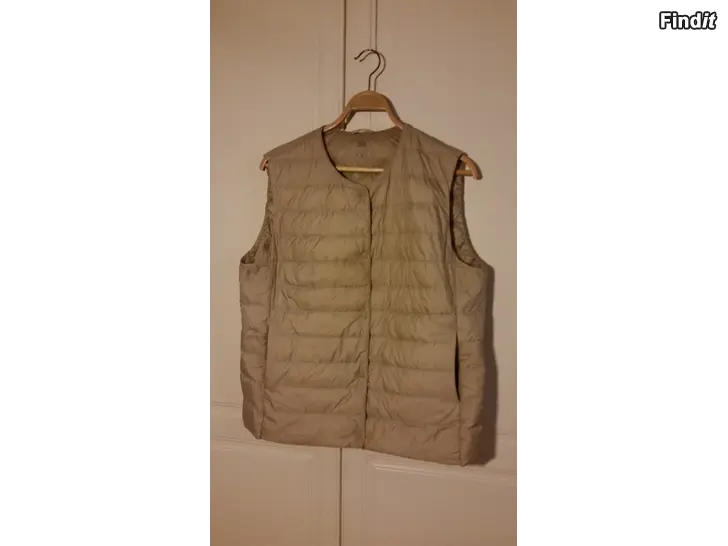 Myydään Kevyt naisten untuvaliivi M-XL Ultra Light Down Uniqlo -15e