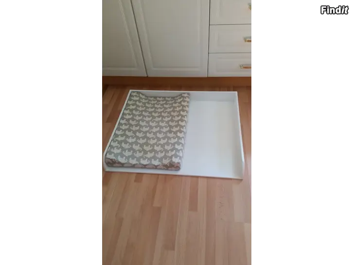 Myydään Puinen hoitotaso pöydälle ja pehmuste 10e