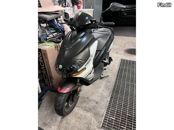 Myydään Moposkootteri Benelli