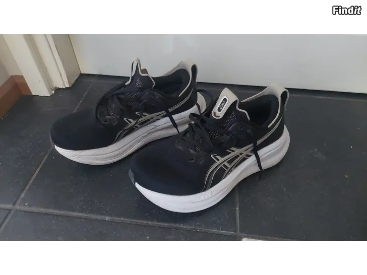 Säljes Gel nimbus 28 löparskor dam