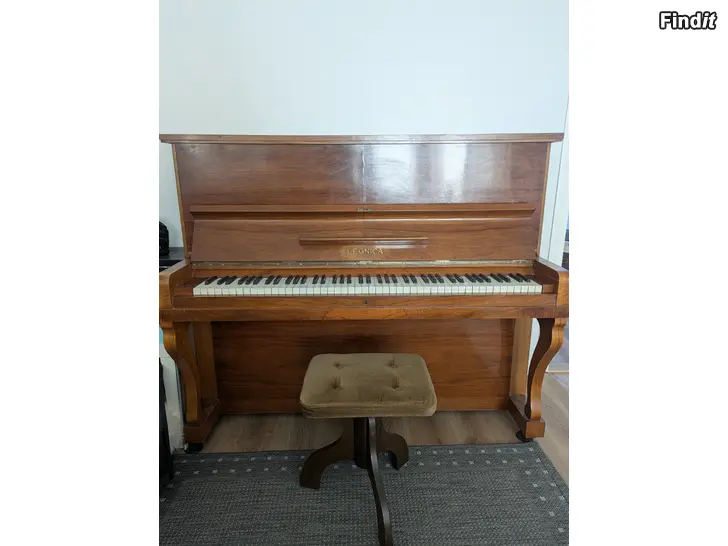 Säljes Piano + stol