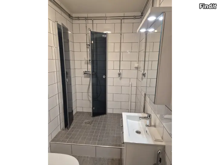 Uthyres Ljus och välskött etta med inglasad balkong på högsta våningen i Salutorget 2