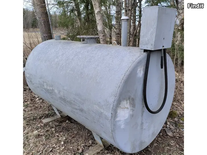 Myydään Polttoainesäiliö 2150 litraa