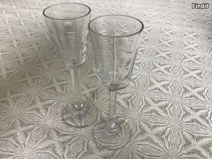 Säljes Vackra antika likörglas