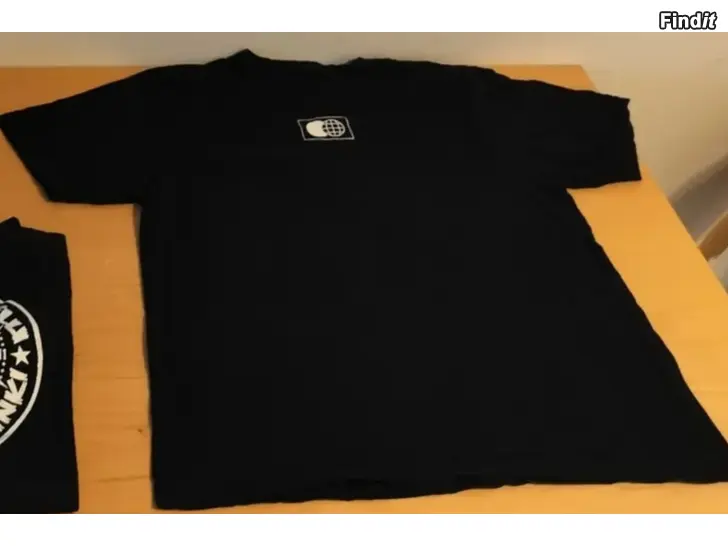 Säljes Kuumaa bändin t-paita neljänsuora huppari