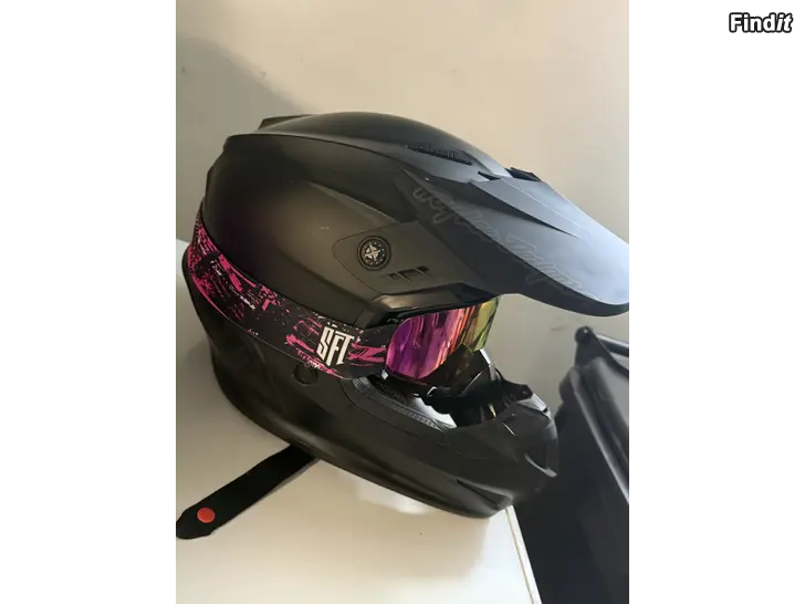 Myydään Hjälm storlek XL 50-61cm
