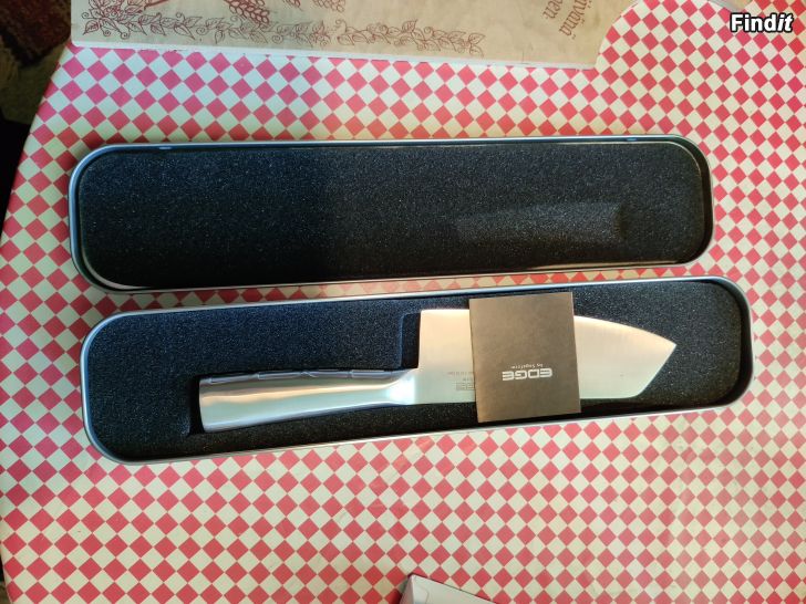 Säljes Ny edge kniv i presentförpackning