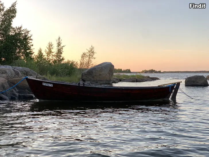 Säljes Tjärad träbåt