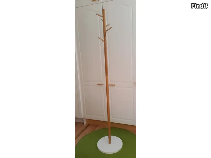 Myydään Puinen Pystynaulakko vaatenaulakko JYSK korkeus 183cm -hinta 15e