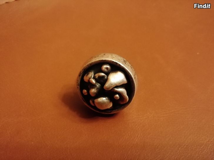 Säljes UPEA HOPEINEN DESING SORMUS