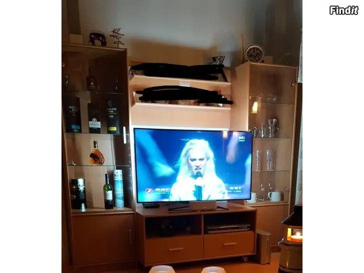 Myydään Tv-bänk/Vitrinskåp