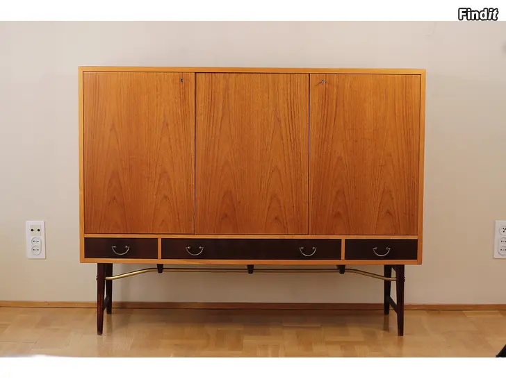 Myydään Oscar Edv. Ekelunds Snickerifabriks Ab Virserum 1960-luvun teak senkki