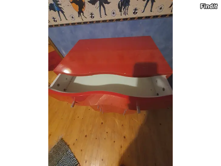 Säljes RÖD BYRÅ