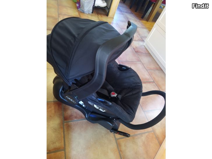 Säljes Babyskydd Axkid med Isofix bas i bra skick