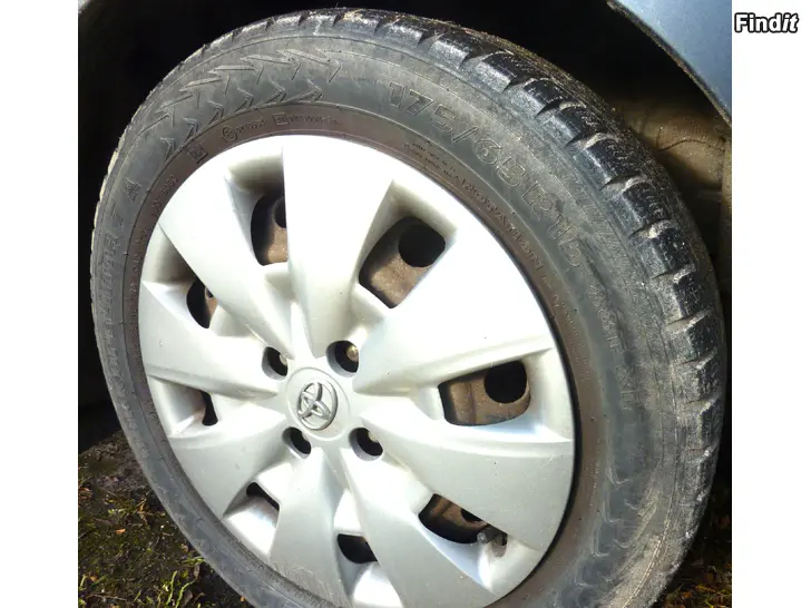 Ostetaan Toyota Yariksen renkaat