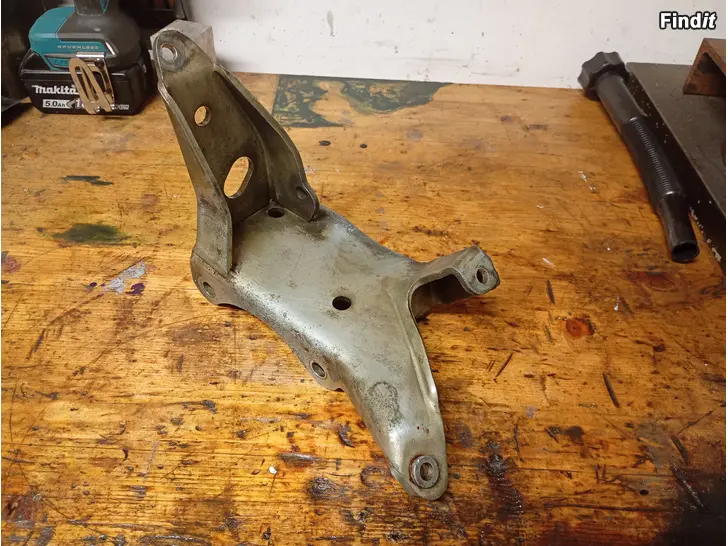 Säljes Konsol för AC kompressor Saab 900 8v