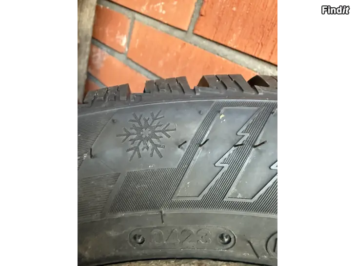 Säljes Vinterdäck Triangel 205/55/R16 0423