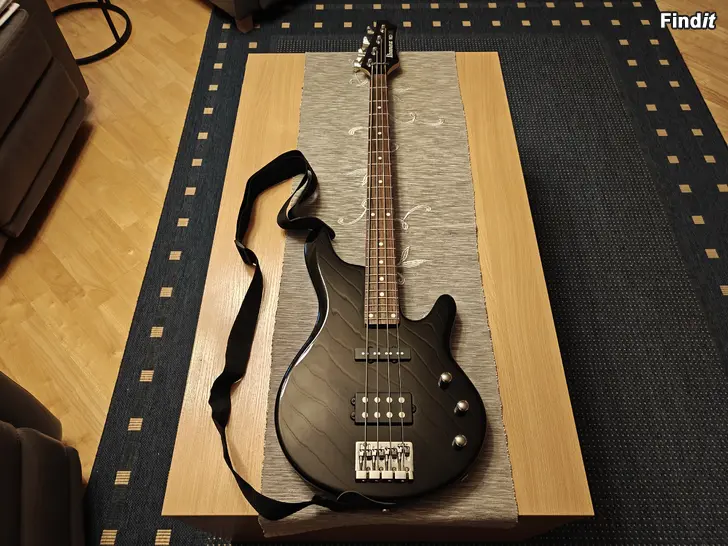 Myydään Basso Ibanez RD300 + Laukku ja Teline
