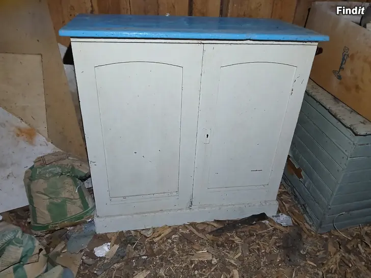 Myydään Antikt skåp