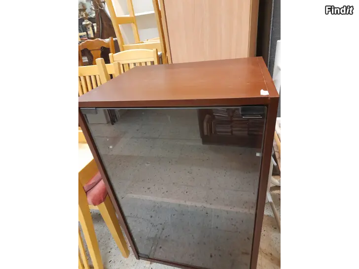 Säljes Rödbrunt skåp med glasdörr