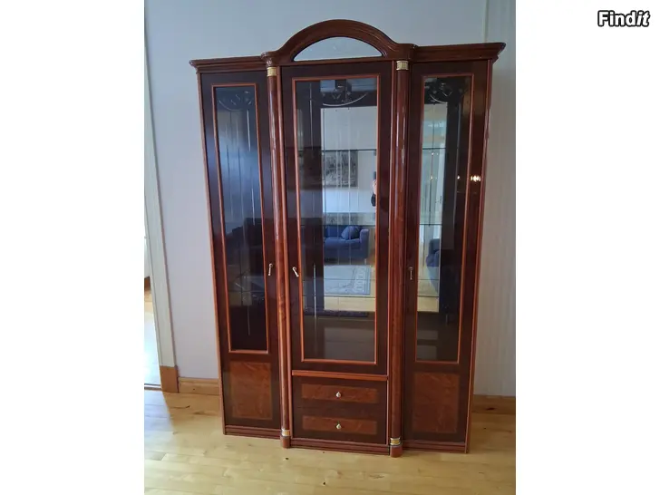 Säljes Antikt vitrinskåp i fint skick