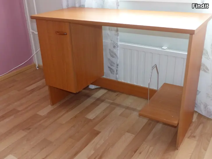 Annetaan Pieni tietokone-/kirjoituspöytä