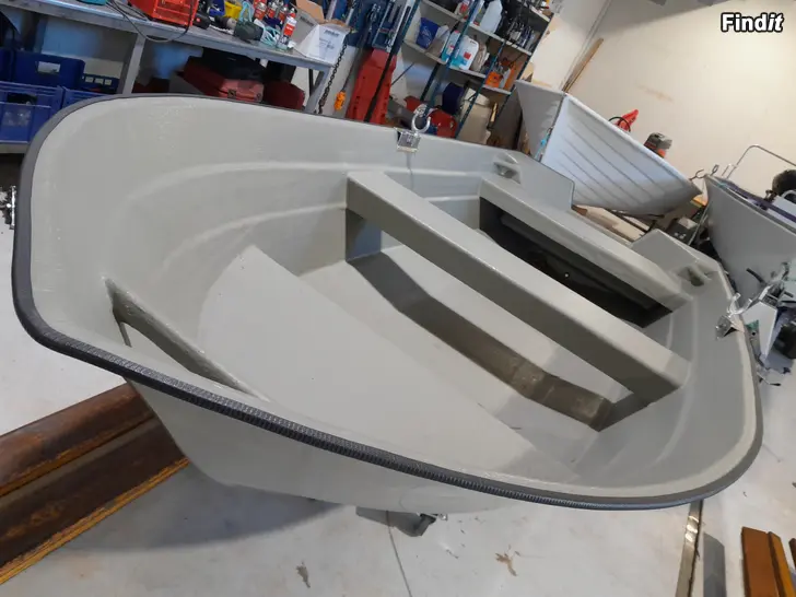 Myydään Kevyt Uusi 410cm pitkä mökkivene