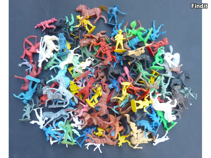 Myydään Vanhoja muoviukkoja ja eläimiä iso kasa