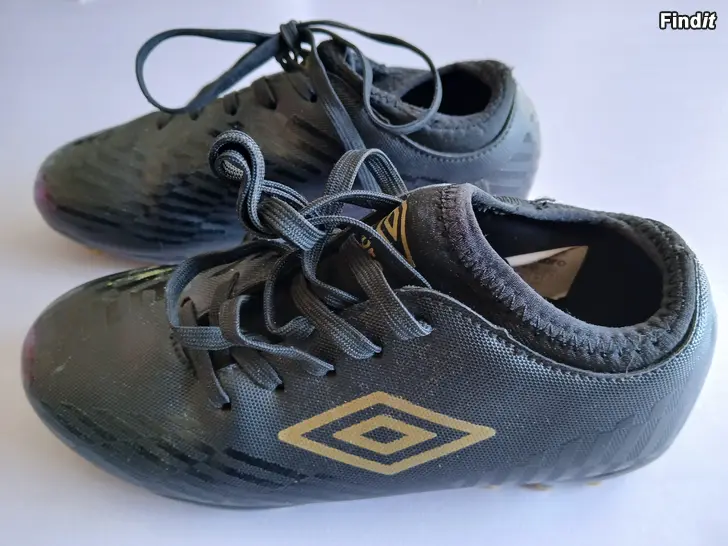 Säljes Fotbolls skor  storlek 32