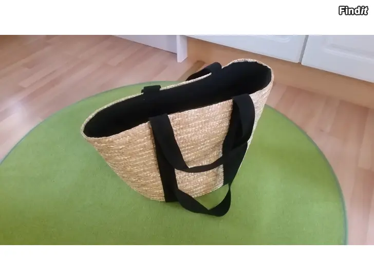 Myydään KappAhl tilava rantalaukku olkipunosta kangasvuorella -hinta 12e