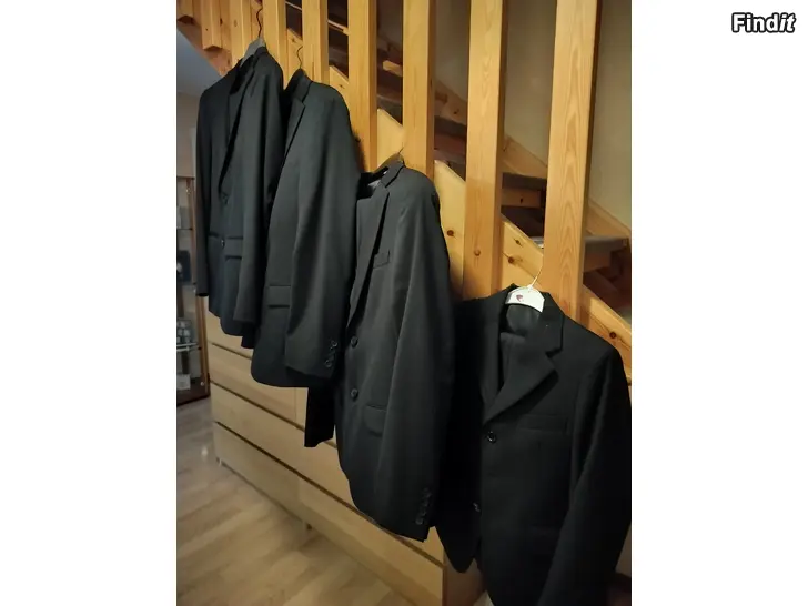 Säljes Kostymer x4