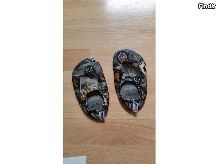 Myydään Slip Stop tossut - pienin koko  -hinta 6e
