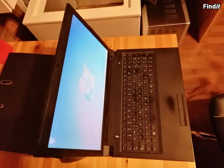 Myydään Kannettavat tietokoneet lenovo b575e ja toshiba nb200