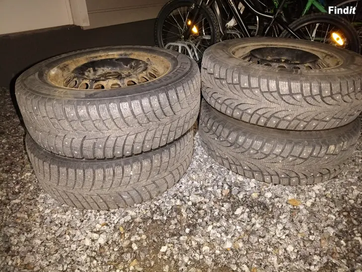 Säljes Dubbdäck 195/65R15 på plåtfälgar 5x112
