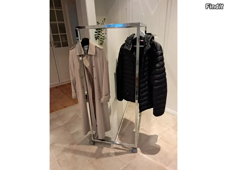 Myydään VARATTU  Vaaterekki telineet, 5 kpl, hinta/kpl