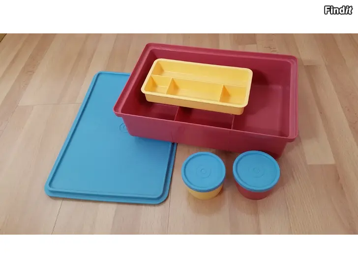 Säljes Tupperware ompelurasia  2 kippoa kannella  -8e