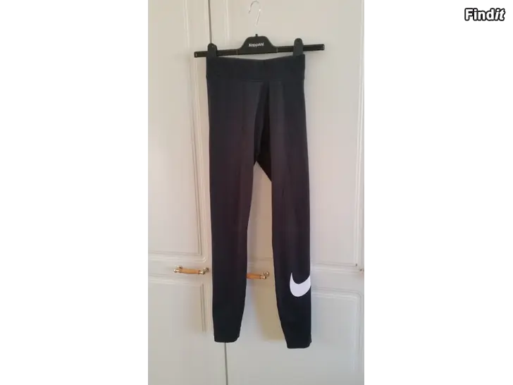 Myydään Nike mustat urheilulegginsit urheiluhousut  XS -hinta 6e