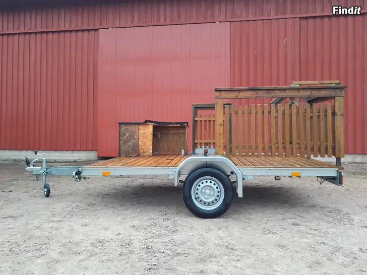 Myydään Peräkärryt puulavalla, aidoilla ja tarvikelaatikolla