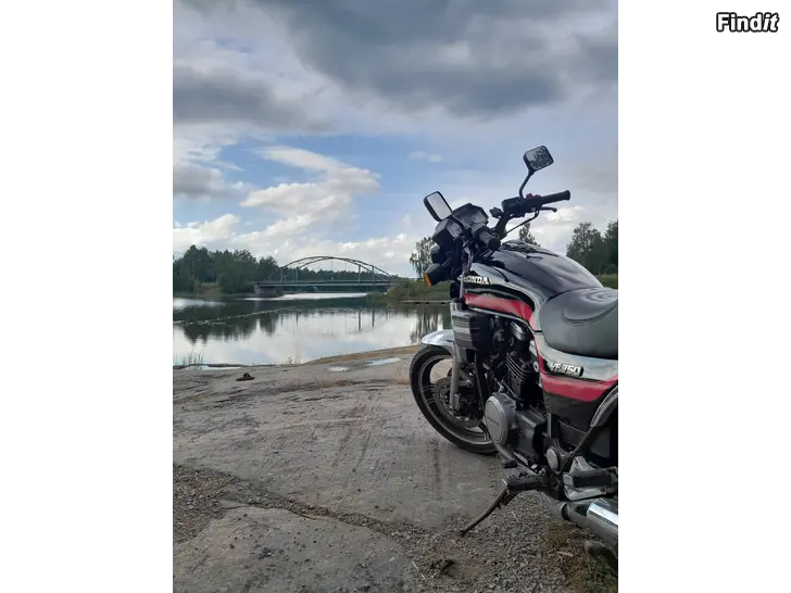 Myydään Honda VF 750