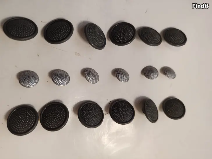 Myydään DDRn armeijan asepuvun nappeja