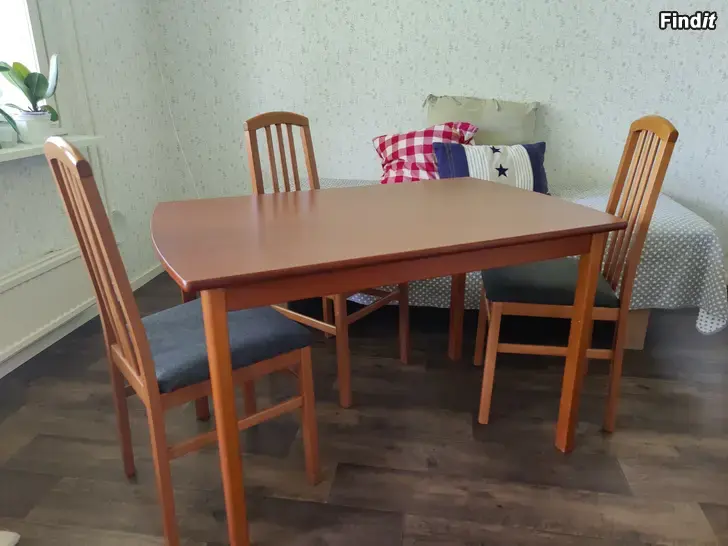 Myydään Matbord och fyra stolar