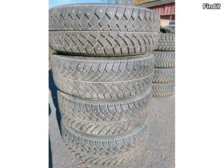 Myydään Toyotan 4-100 vanteilla nastarenkaat 195/65R15 95Q