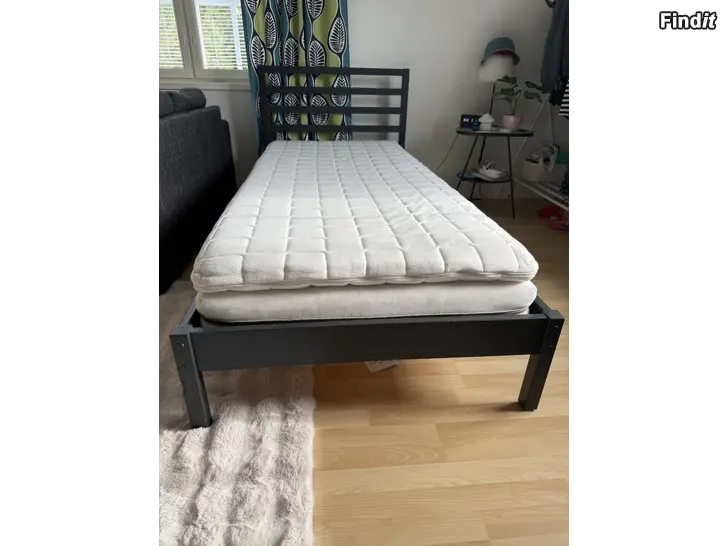 Säljes 90 cm bred säng inkl madrasser
