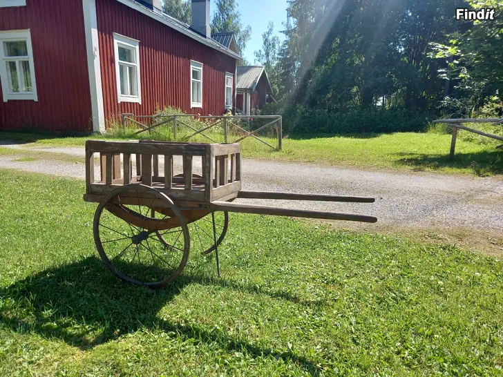 Myydään Pieni vanha kärry