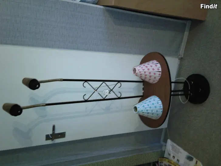 Vaihdetaan Vintage Design lukupöytä lamppupöytä