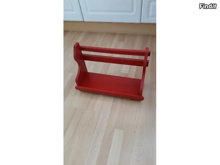 Myydään Puuhylly punainen  leveys 44cm  -hinta 7e