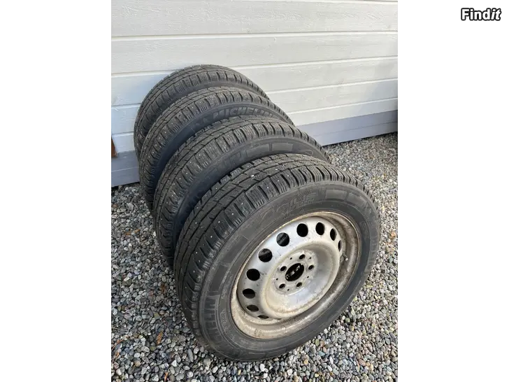 Myydään MB Vito talvirenkaat