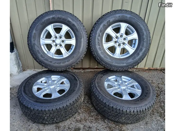 Myydään Nissan Navara 265/70 R16 hyvät renkaat hienoilla vanteilla